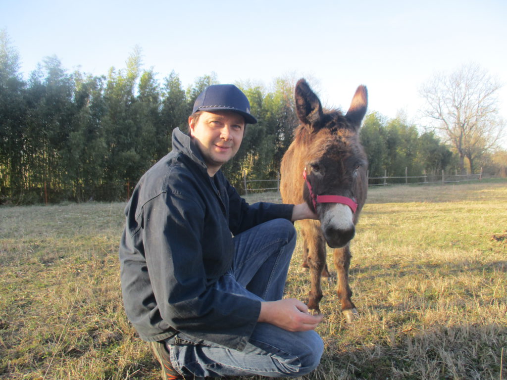 Olivier avec l’ânesse, de race âne des Pyrénées. A la Fermes des Milans. Ferme Pédagogique à Reyniès. Tarn-et-Garonne pré de Montauban et Toulouse